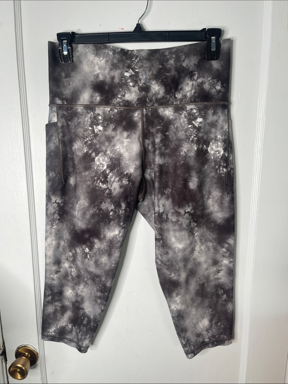 Athleta 1X Salutation II Capri Leggings Gray Space Celestial Pockets Yoga Soft